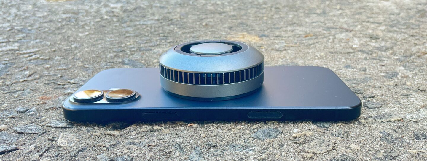 Aukey MagFusion GameFrost Wireless Charger in use Aukey MagFusion GameFrost Wireless Charger in use