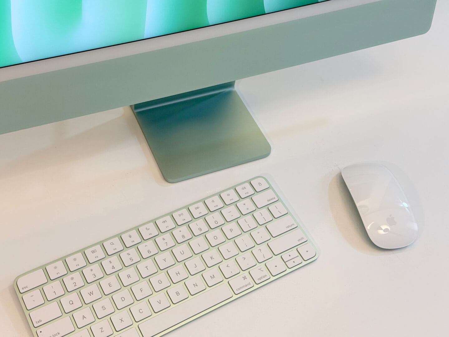 IMac with Magic Keyboard and Magic Mouse Close-up of the green Magic Keyboard and Magic Mouse
