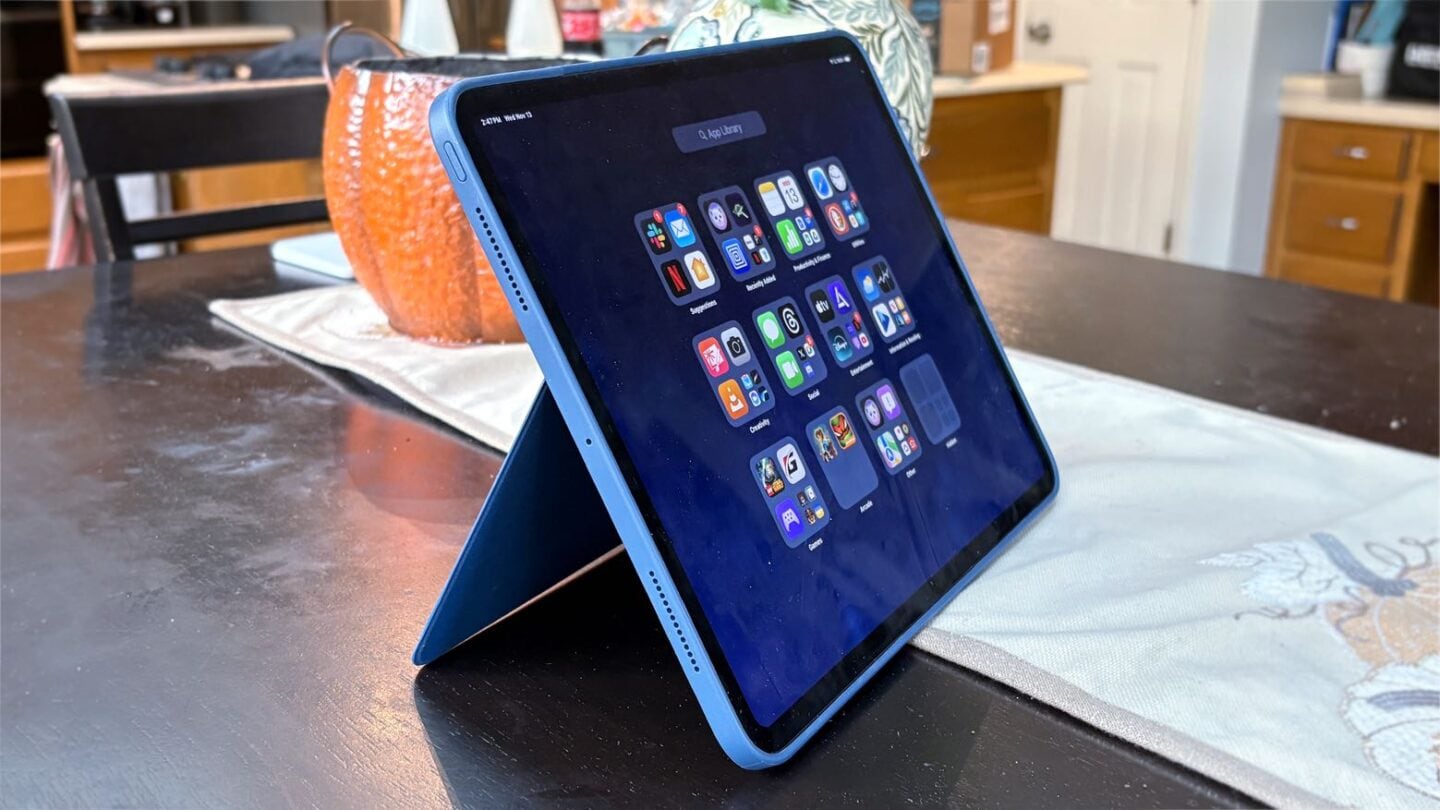 OtterBox Statement Series Studio iPad case with stand OtterBox Statement Series Studio iPad case with stand
